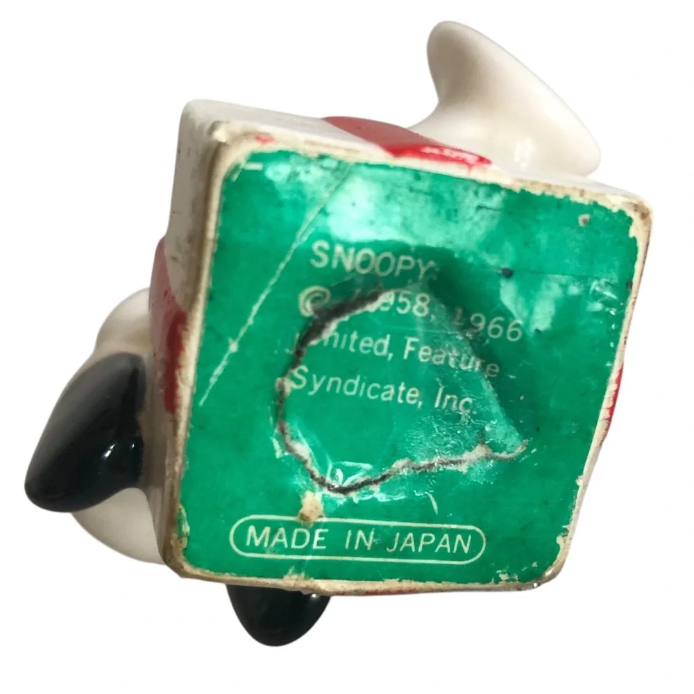 VINTAGE 60s 70s Peanuts Snoopy on a Present Ceramic Christmas Ornament Holiday